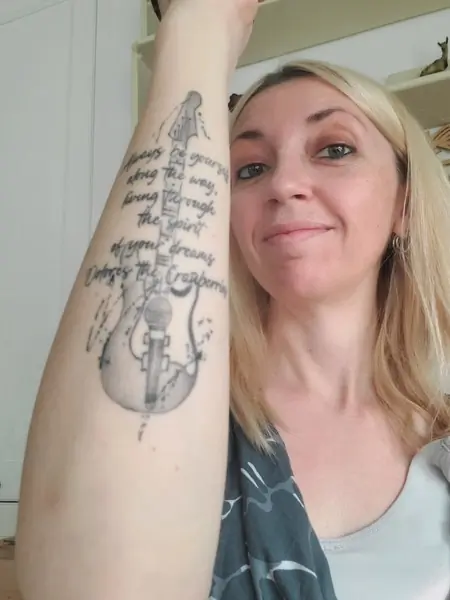 Tatuaggi significativi di Liz Kry: musica e vita